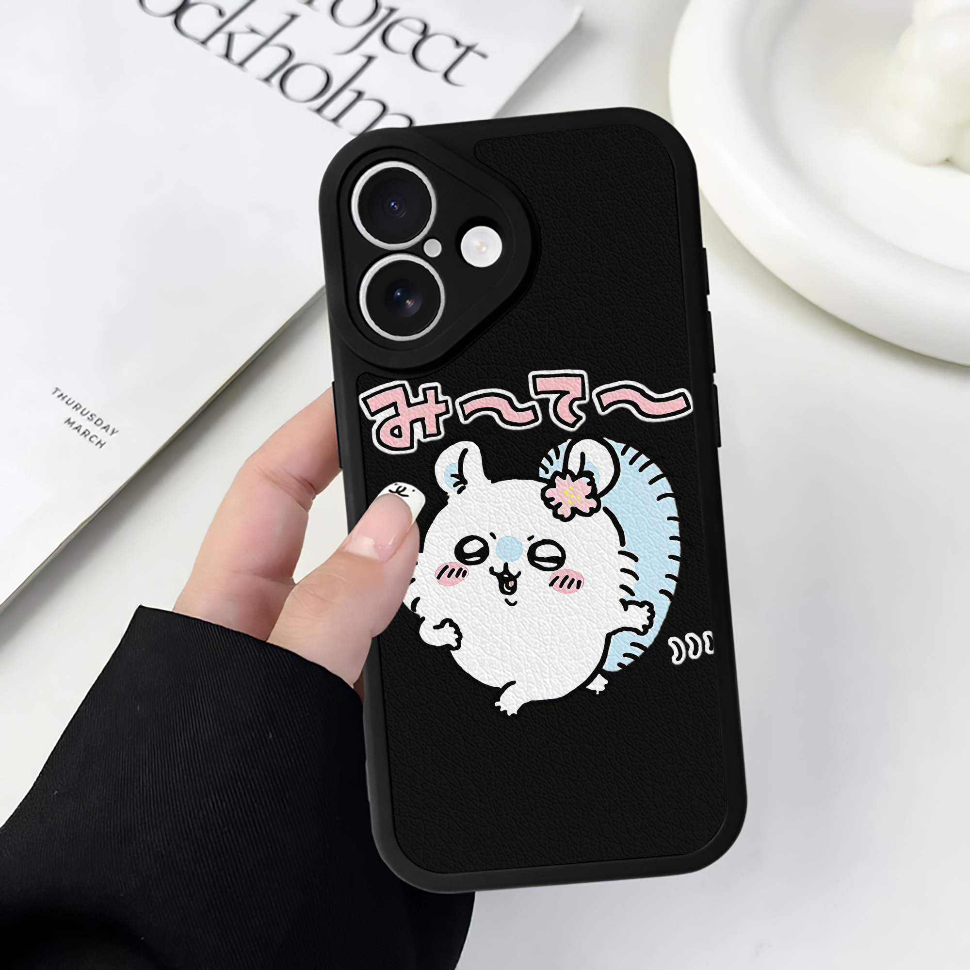 （画像用） ちいかわ モモンガ Chii-kawa Momonga 【iPhone 16シリーズ対応】シリコンスマホケース（レザー調） 材質：シリコン